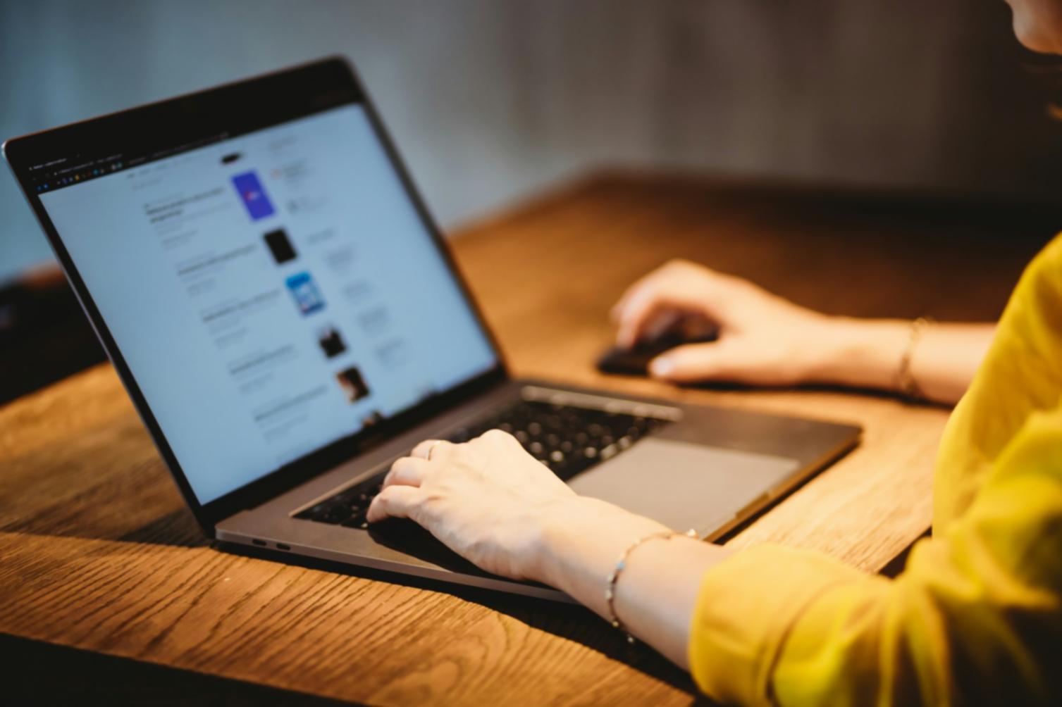 Équipe technique porymavelinth analysant des données de crédit